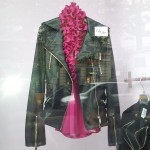 giacca di pelle con camicetta fluo fuksia H&M